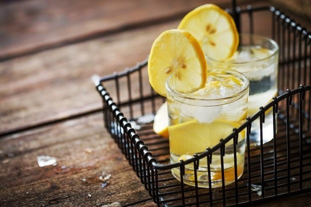 8 огромных плюсов обычной воды с лимоном.