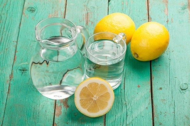 8 огромных плюсов обычной воды с лимоном.